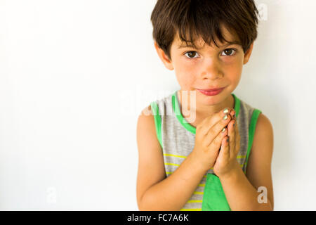 Gemischte Rassen junge trägt Nagellack Stockfoto