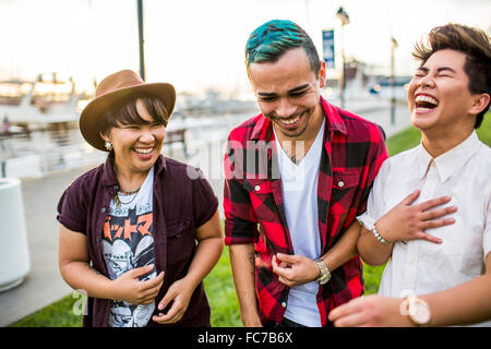 Freunde gehen im freien Stockfoto