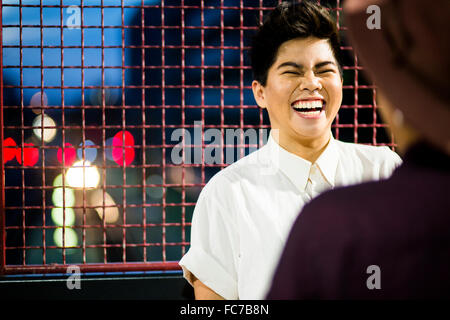 Asian paar im freien sprechen Stockfoto