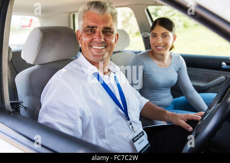 mittleren Alter Fahrlehrer sitzen in einem Auto mit Fahrer student Stockfoto