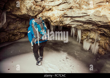 Kaukasische Frau Stalaktiten in der Höhle zu erkunden Stockfoto