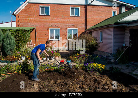 Kaukasischen Mann arbeitet im Garten Stockfoto