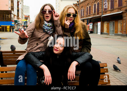 Kaukasischen Frauen posieren auf Bank Stockfoto