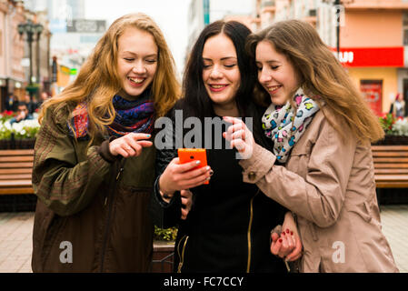 Kaukasischen Frauen mit Handy im freien Stockfoto