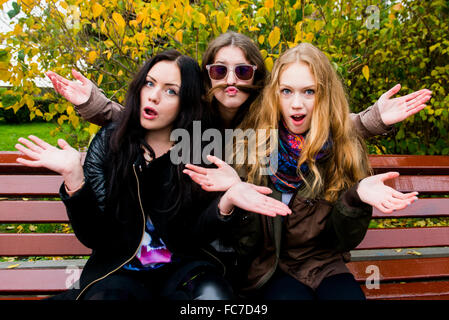 Kaukasischen Frauen posieren auf Bank Stockfoto