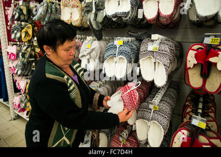 Kaukasische Frau shoppen im Shop Stockfoto