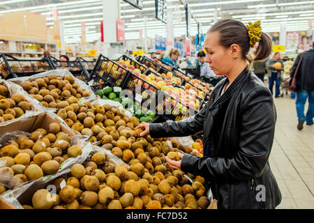 Kaukasische Frau einkaufen im Supermarkt Stockfoto