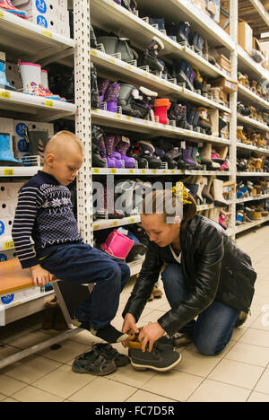 Kaukasische Mutter und Sohn im Store einkaufen Stockfoto