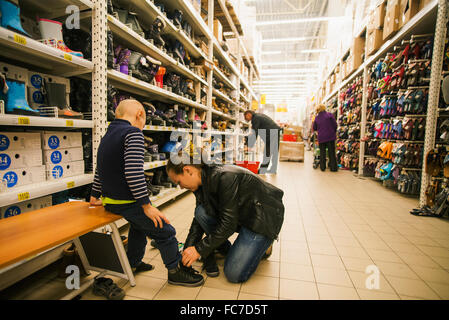 Kaukasische Mutter und Sohn im Store einkaufen Stockfoto