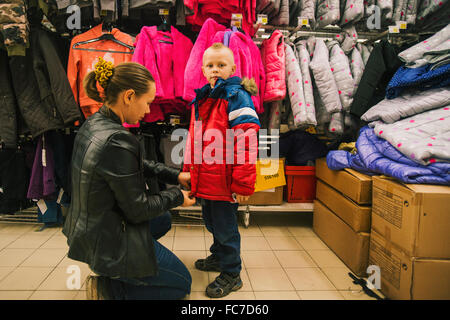 Kaukasische Mutter und Sohn im Store einkaufen Stockfoto