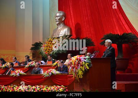 Hanoi, Vietnam. 21. Januar 2016. Generalsekretär des 11. Zentralkomitees der kommunistischen Partei von Vietnam (CPVCC) Nguyen Phu Trong (1. R) liefert einen Bericht bei der feierlichen Eröffnung des 12. Nationalkongresses der kommunistischen Partei von Vietnam (CPV) in Hanoi, Vietnam, 21. Januar 2016. Bis zu 1.510 Delegierten über 4,5 Millionen Mitglieder der kommunistischen Partei Vietnams besuchen den Kongress, die voraussichtlich dauert bis Jan. 28. Bildnachweis: Yan Jianhua/Xinhua/Alamy Live-Nachrichten Stockfoto