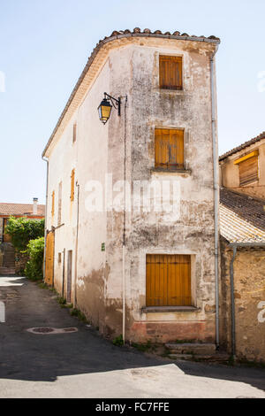 Baufällige Gebäude auf Dorf Bürgersteig Stockfoto