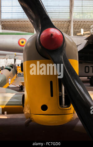 Nahaufnahme des Propellers auf antiken Flugzeug im hangar Stockfoto