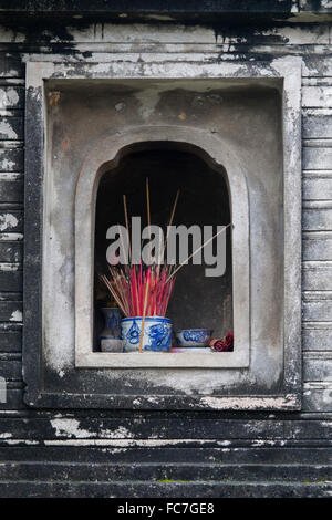 In Wand Alkoven Schrein des buddhistischen Tempel Weihrauch Stockfoto