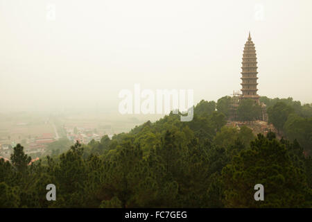 Buddhistische Tempelturm auf Hügel in abgelegenen Landschaft Stockfoto