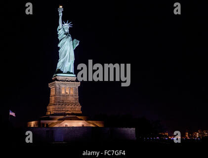 Freiheitsstatue, New York USA in der Nacht von einem Boot auf dem Hudson River zu sehen. Stockfoto