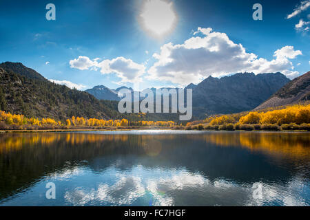 Berge im abgelegenen See Stockfoto