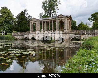 Stowe palladianische Brücke und See, Buckinghamshire, England, UK. Stockfoto