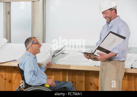 Kaukasische Architekten sprechen im Büro Stockfoto