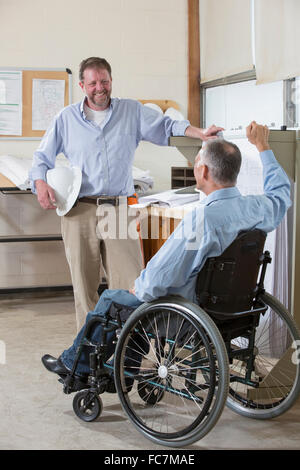 Kaukasische Architekten sprechen im Büro Stockfoto