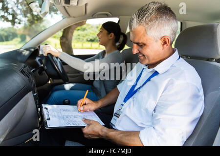 gut aussehend senior Fahrlehrer Fahrschüler testen Stockfoto