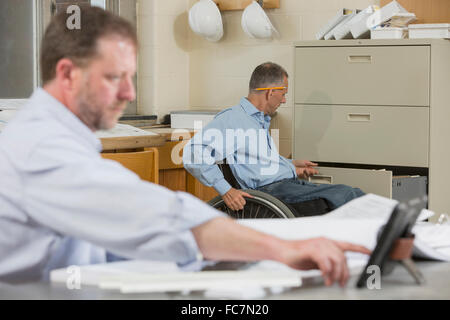 Kaukasische Architekten arbeiten im Büro Stockfoto