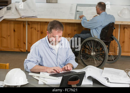 Kaukasische Architekten arbeiten im Büro Stockfoto