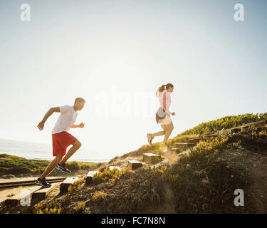 Kaukasische paar bergauf Joggen Stockfoto