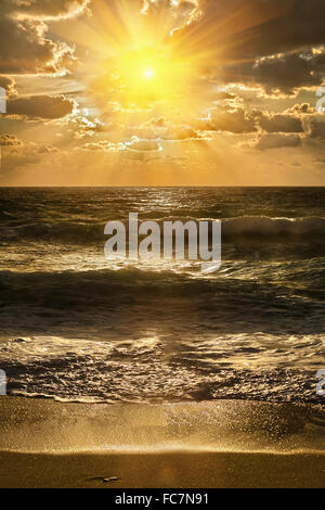 Goldener Sonnenuntergang am Ufer Meeres Stockfoto