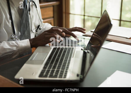Schwarzen Doktor mit digital-Tablette in office Stockfoto