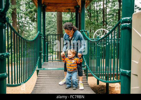 Kaukasische Mutter und Sohn auf Spielplatz spielen Stockfoto