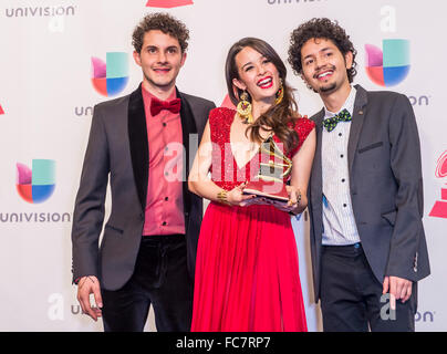 Musik Gruppe Monsieur Perine, Gewinner des Best New Artist, stellen im Presseraum während der Latin GRAMMY Awards in Las Vegas Stockfoto