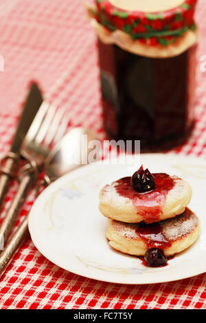 Quark und Kirschmarmelade Stockfoto