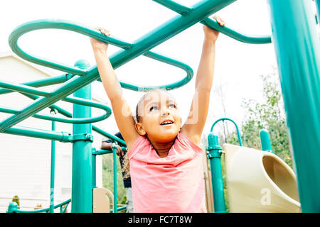 Gemischte Rassen Mädchen auf Spielplatz spielen Stockfoto