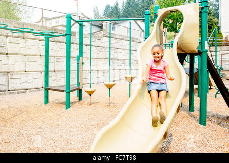 Gemischte Rassen Mädchen auf Spielplatz spielen Stockfoto