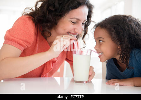 Mutter und Tochter Trinkmilch Stockfoto