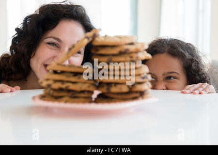 Mutter und Tochter, die Cookies zu bewundern Stockfoto