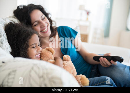 Mutter und Tochter vor dem Fernseher auf sofa Stockfoto