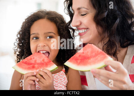 Mutter und Tochter, die Wassermelone essen Stockfoto