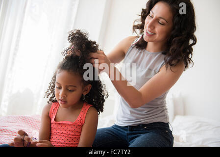 Mutter Styling Haar Tochter Stockfoto