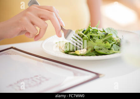 Hispanic Frau essen Salat Stockfoto