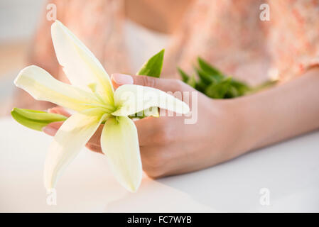 Hispanic Frau halten Blumen Stockfoto