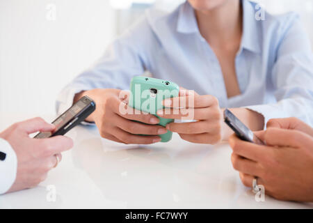 Geschäftsleute, die Nutzung von Mobiltelefonen im Büro Stockfoto