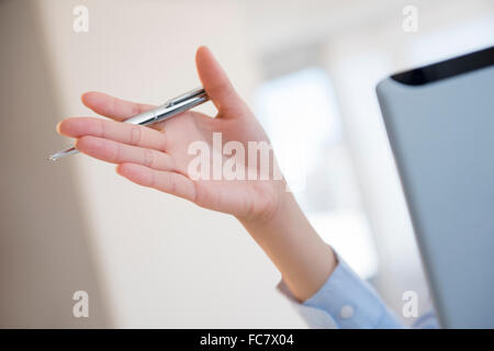 Hispanische Geschäftsfrau gestikulieren im Büro Stockfoto