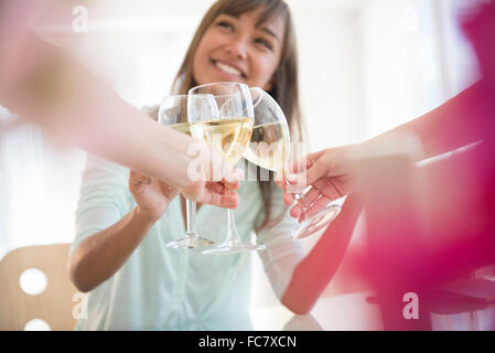 Freunde, toasten mit Weißwein Stockfoto