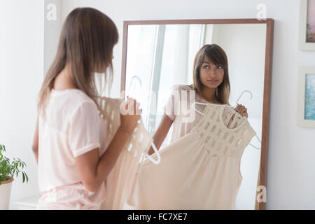 Gemischte Rassen Frau Prüfung Kleid im Spiegel Stockfoto