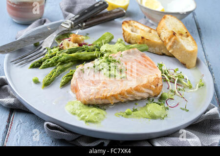 Lachs mit grünem Spargel Stockfoto