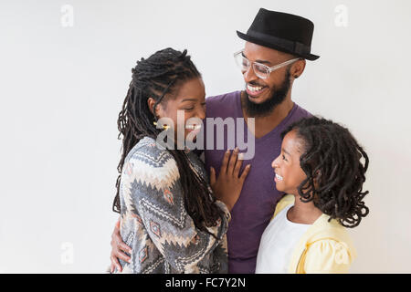 Lächelnd, schwarze Familie umarmt Stockfoto