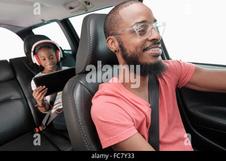Schwarze Vater und Tochter im Auto fahren Stockfoto