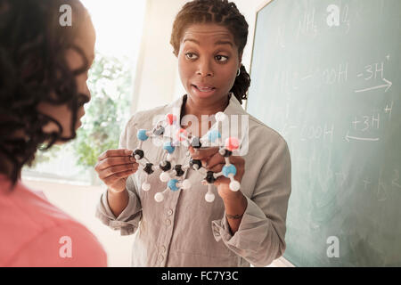 Schwarzen Lehrer zeigt Molekülmodell für Studenten Stockfoto